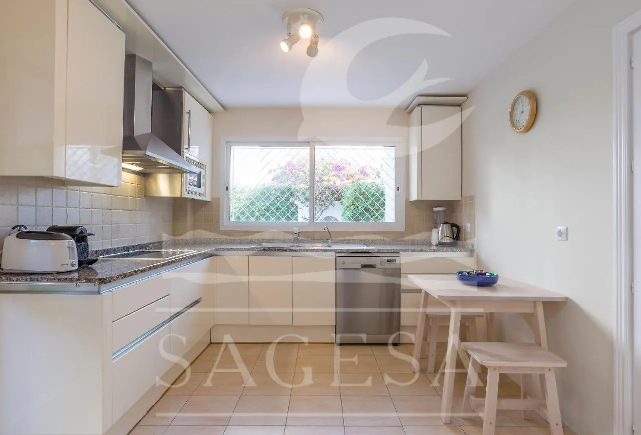1015 - Jardines Golondrinas - Three Bedrooms Apartment Lake View  Marbella